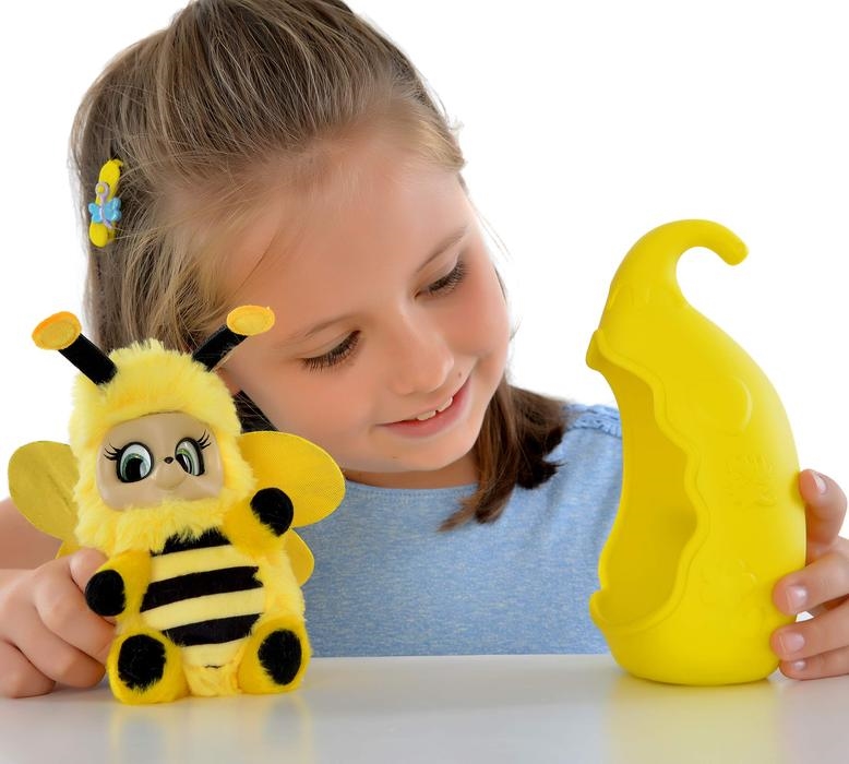 Мягкая игрушка из серии Bush baby world – пчелка Бри со спальным коконом, заколкой и шармом, 20 см, шевелит усиками, вращает глазками  